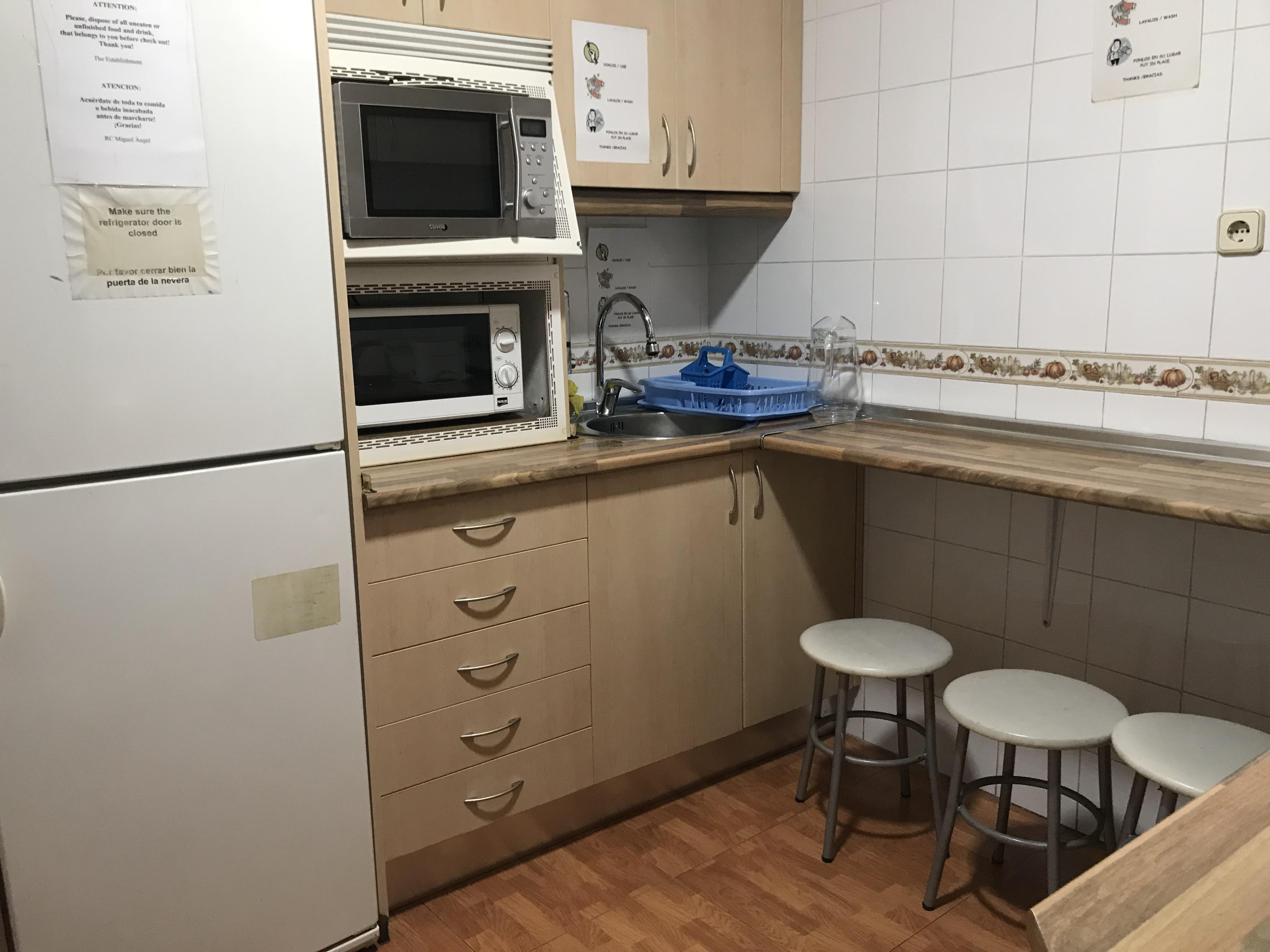Хостел Rc Miguel Angel Мадрид Екстер'єр фото A shared kitchen at a hostel
