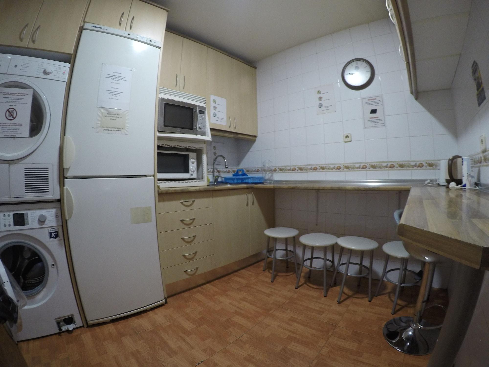 Хостел Rc Miguel Angel Мадрид Екстер'єр фото A typical kitchen in a hostel