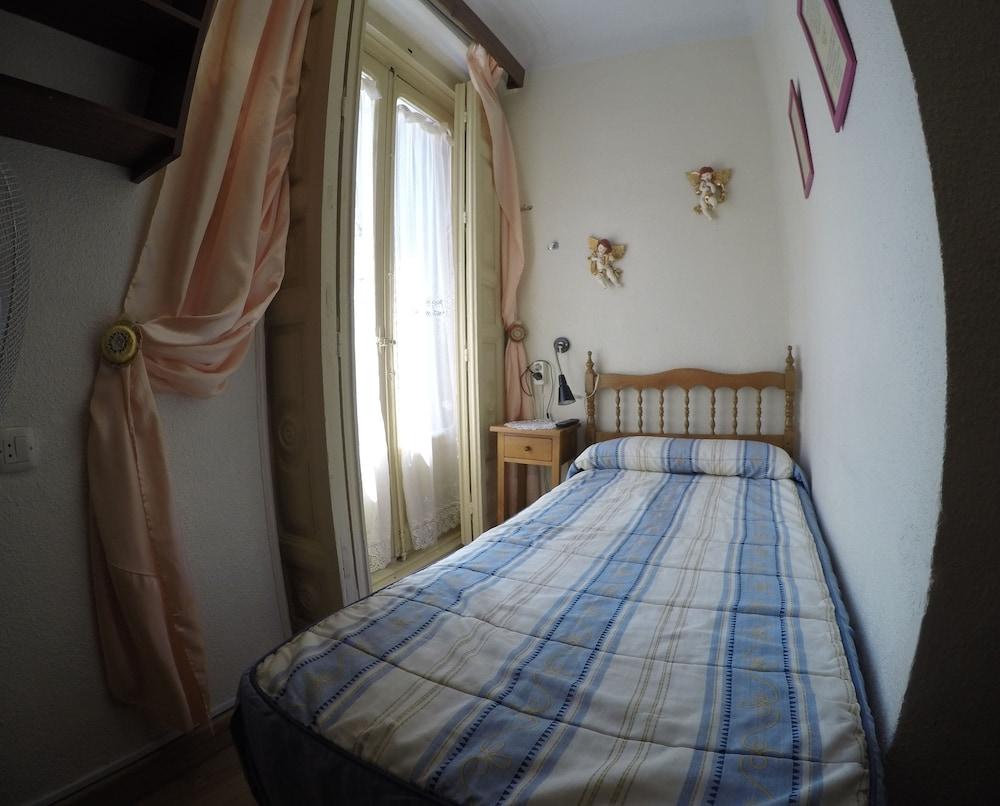 Хостел Rc Miguel Angel Мадрид Екстер'єр фото A single room in a Spanish hostel